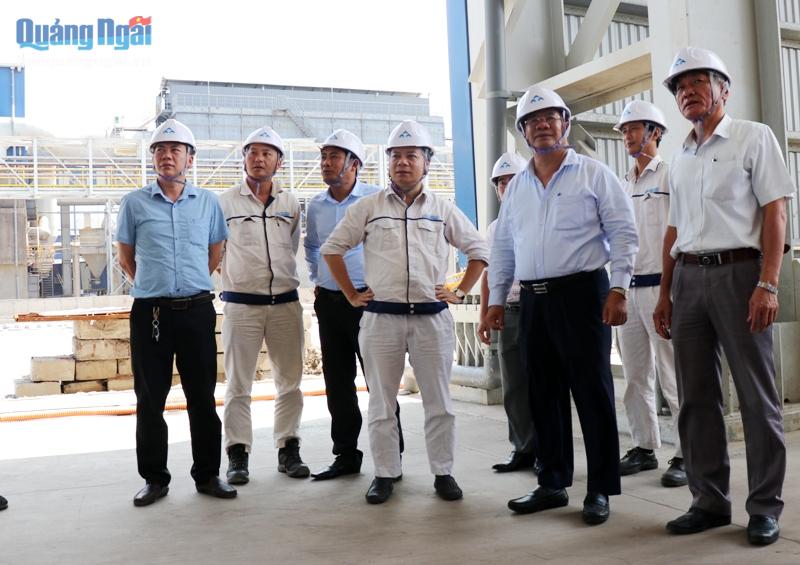 Phó Chủ tịch Thường trực UBND tỉnh Nguyễn Tăng Bính cùng các thành viên trong Đoàn công tác kiểm tra tại thực tế tại Khu liên hợp sản xuất gang thép Hòa Phát Dung Quất
