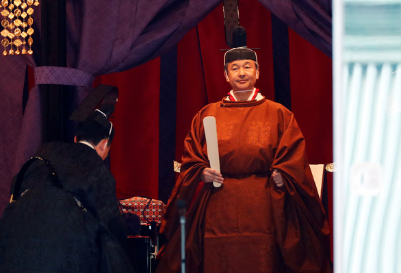 Nhật hoàng Naruhito thực hiện nghi lễ đăng quang "Sokuirei-Seiden-no-gi" tại Cung điện ở Tokyo ngày 22-10 - Ảnh: REUTERS