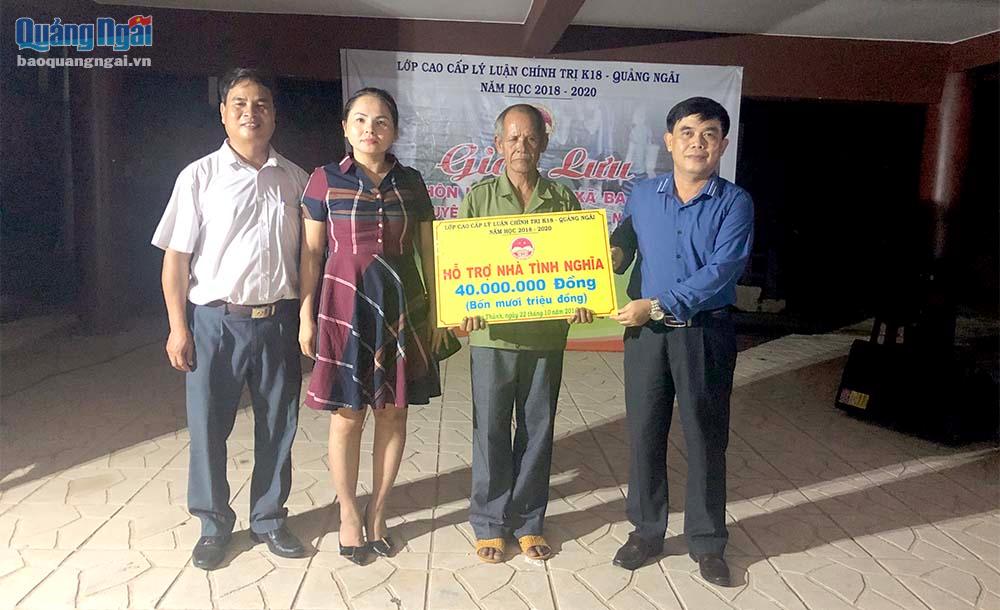 Đại diện lớp cáo cấp chính trị trao hỗ trợ 40 triệu đồng làm nhà tình nghĩa cho ông Phạm Văn Ne 