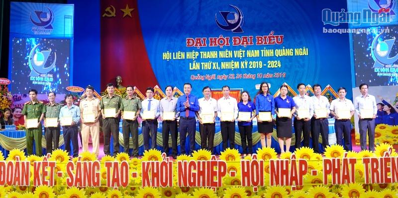 Các cá nhân được Trung ương Đoàn TNCS Hồ Chí Minh đã trao tặng Kỷ niệm chương Vì thế hệ trẻ 