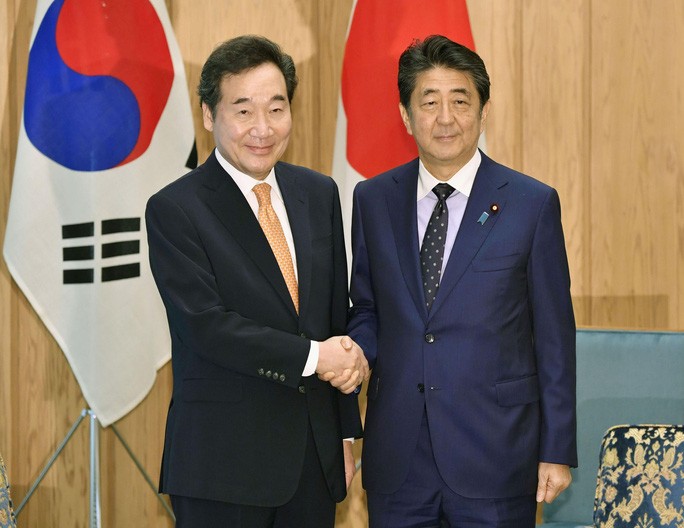 Thủ tướng Nhật Bản Abe Shinzo (phải) và Thủ tướng Hàn Quốc Lee Nak-yon tại cuộc gặp hôm 24-10 Ảnh: Reuters