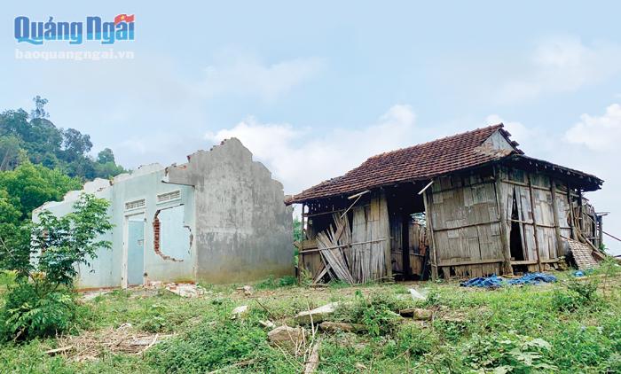 Những ngôi nhà ở Trà Hoa bỏ hoang sau bão.