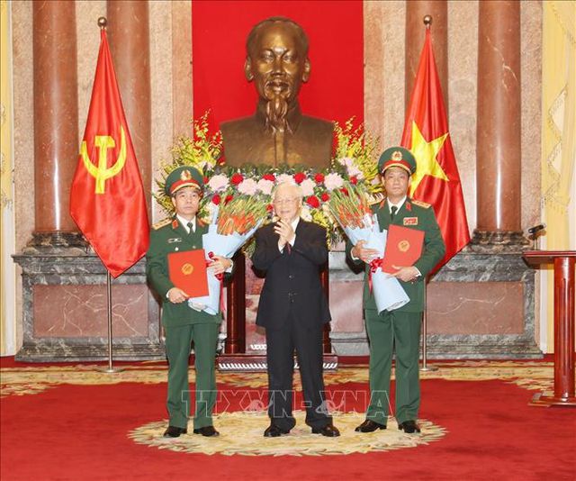 Tổng Bí thư, Chủ tịch nước Nguyễn Phú Trọng trao Quyết định thăng quân hàm Thượng tướng cho đồng chí Trần Quang Phương và đồng chí Đỗ Căn. Ảnh: Trí Dũng – TTXVN 