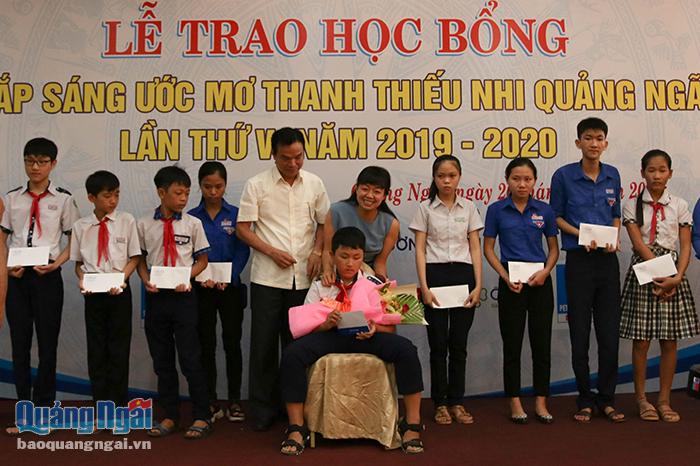 Phó chủ tịch Ủy ban Nhân dân tỉnh Đặng Ngọc Dũng cùng nhà tài trợ trao học bổng cho các em học sinh nghèo vượt khó
