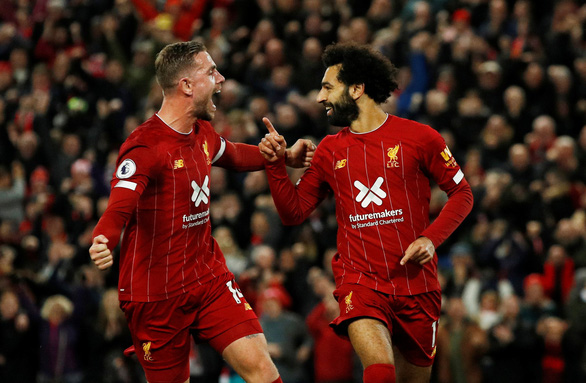 Niềm vui của Salah (phải) sau khi nâng tỉ số lên 2-1 cho Liverpool - Ảnh: REUTERS