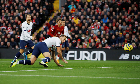  Pha đánh đầu mở tỉ số cho Tottenham của Kane - Ảnh: REUTERS