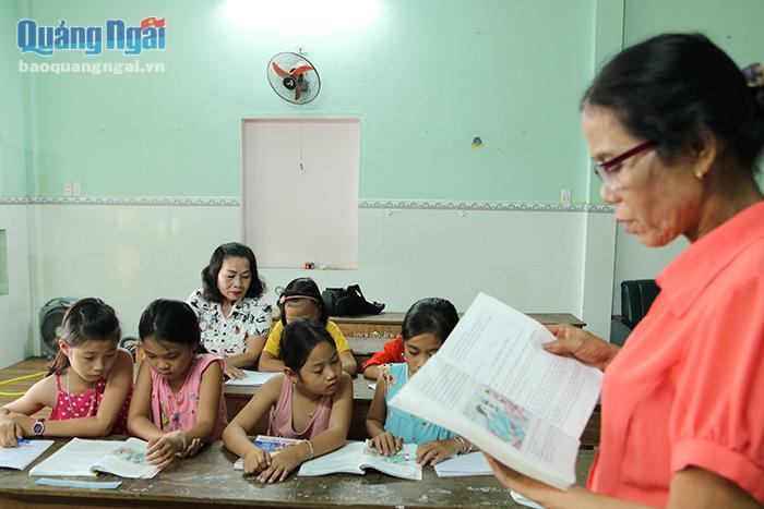 Ở cái tuổi ngoài 60, hai nữ giáo viên bắt tay nhau mở lớp học miễn phí dạy câu chữ cho trẻ em nghèo