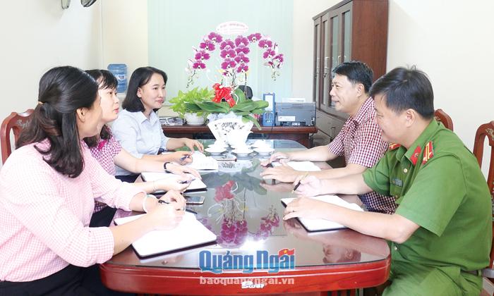 Lãnh đạo Đảng ủy phường Nguyễn Nghiêm (TP.Quảng Ngãi) nghe cán bộ báo cáo kết quả công tác tuần và chỉ đạo xử lý những phản ánh của người dân.    Ảnh: PV