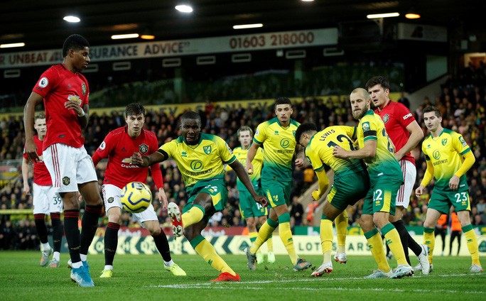 Norwich vất vả chống đỡ các đợt tấn công của đội khách Man United