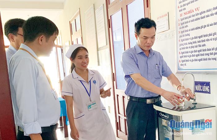 Phó Chủ tịch UBND tỉnh Đặng Ngọc Dũng kiểm tra nguồn nước ở Trung tâm Y tế huyện Bình Sơn. ẢNH: MAI HẠ