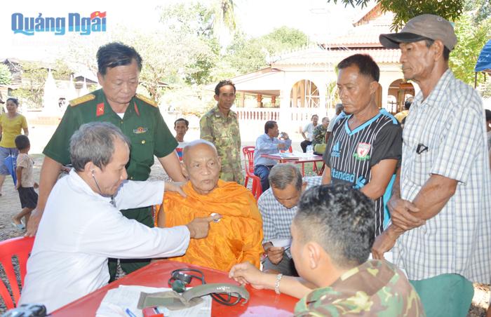 Đoàn cán bộ quân y của tỉnh tổ chức khám bệnh cho người dân Champasak (Lào).