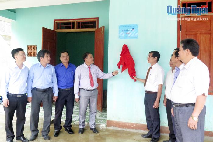 Lãnh đạo Ủy ban MTTQ Việt Nam tỉnh và huyện Trà Bồng, cùng đơn vị tài trợ bàn giao nhà cho hộ nghèo.