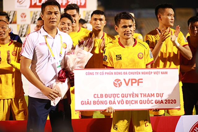 Các cầu thủ Thanh Hóa chính thức trụ hạng sau chiến thắng nhọc nhằn ở trận play-off với Phố Hiến.