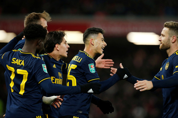 Niềm vui của các cầu thủ Arsenal sau khi ghi bàn vào lưới Liverpool - Ảnh: REUTERS