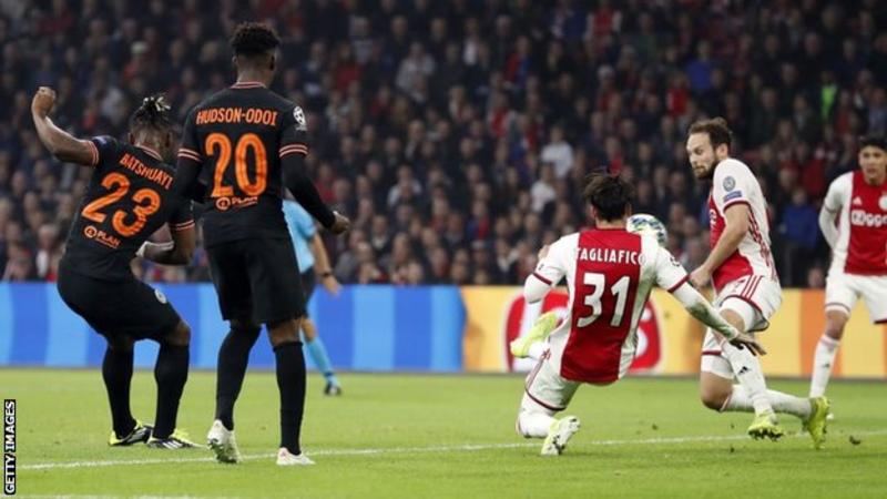 Ajax Amsterdam (phải) sẽ gặp khó khăn khi tái đấu Chelsea mà không có người hâm mộ cổ vũ. Ảnh: Getty Images