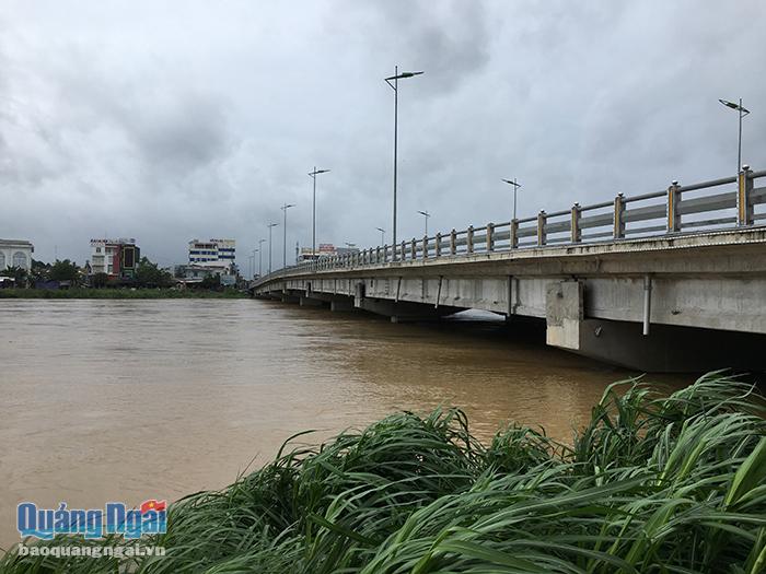Nước sông Trà Bồng trên mức báo động 2, gần báo động 3 tại cầu Châu Ổ