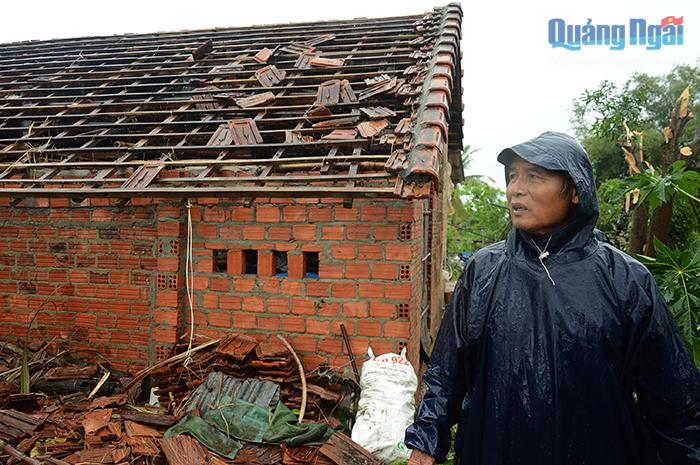 Ông Nguyễn Văn Đạo ngụ thôn Tú Sơn 1, xã Đức Lân thẫn thờ trước căn nhà bị bay phần mái, cả gia đình phải sống trong cảnh màn trời chiếu đất từ tối 30.10.
