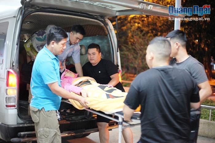 Tài xế Đông cùng các anh em tài xế hỗ trợ gia đình đưa bệnh nhân từ xã Bình Khương (huyện Bình Sơn) đi cấp cứu tại Bệnh viện Đa khoa tỉnh lúc giữa đêm.