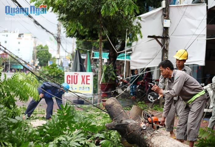 Theo ghi nhận, ngay trong đêm 30.10 và sáng 31. 10, nhân viên công ty đã có mặt kịp thời tại hiện trường để khắc phục hậu quả, nhằm tạo điều kiện cho người dân đi lại, tránh ảnh hưởng đến việc cấp điện cho người dân trên địa bàn. 