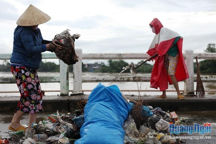 Chiều 31.10, một người dân ở sống gần khu vực này đã kéo nhau ra dọn rác trên cầu tấp xuống sông Vệ, tạo cái nhìn thiếu thiện cảm cho người đi đường, môi trường sống xung quanh.