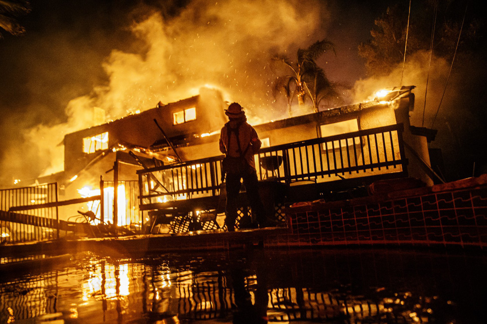 Lực lượng cứu hỏa dập lửa lan đến nhà dân của vụ cháy Hillside, tại hạt San Bernardino - Ảnh: Los Angeles Times