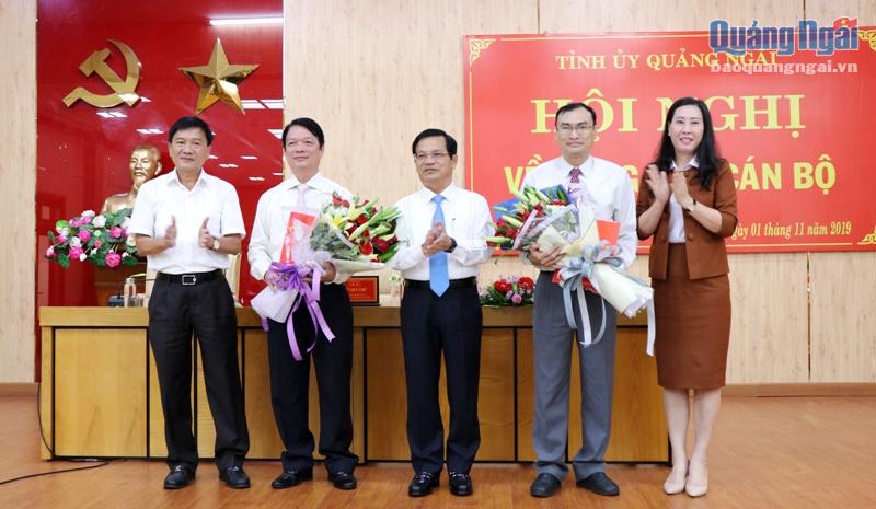 Các đồng chí lãnh đạo tỉnh chúc mừng đồng chí Phạm Thanh Tùng và đồng chí  Võ Văn Quỳnh