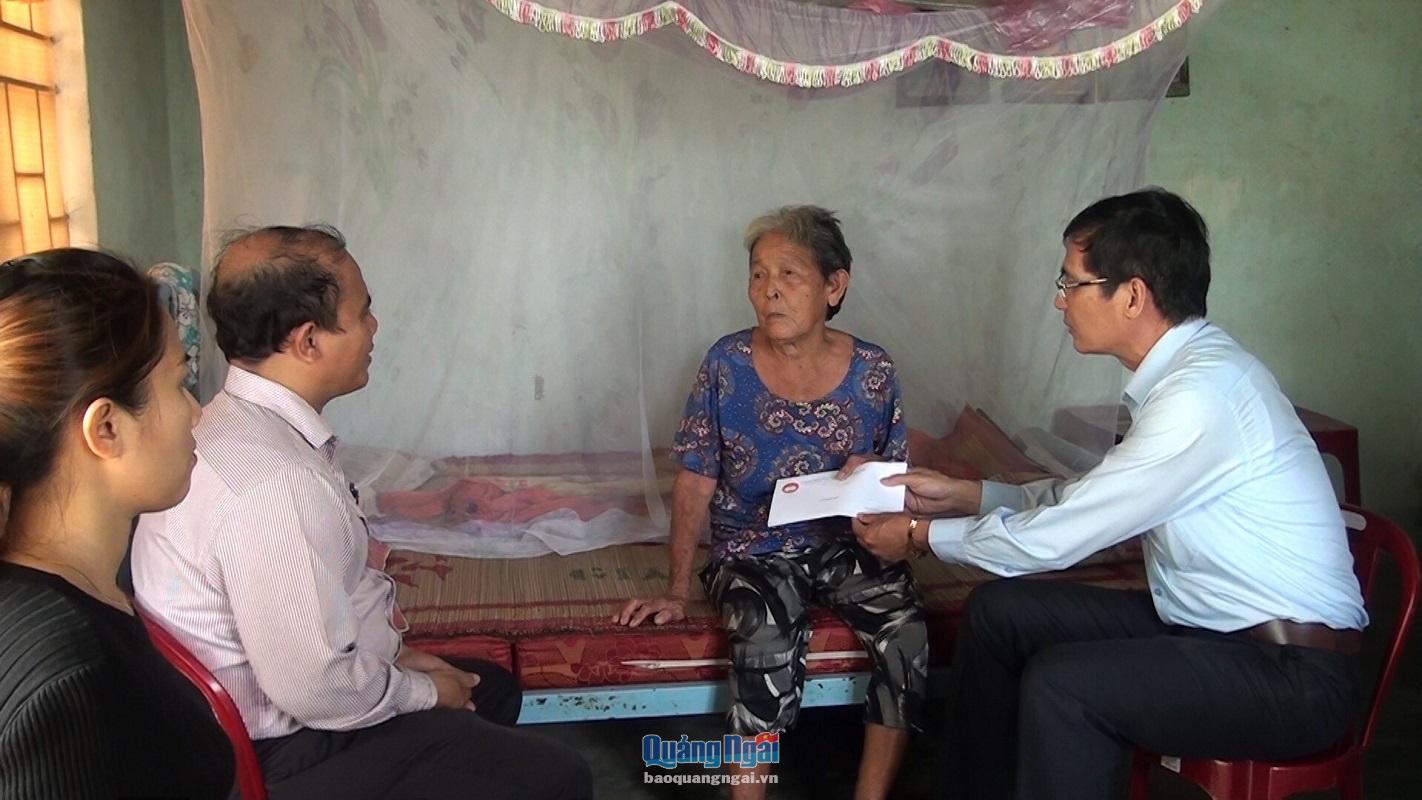 Phó chủ tịch Ủy ban MTTQ Việt Nam tỉnh Trần Hòa trao quà cho các hộ gia đình có hoàn cảnh khó khăn trong thôn