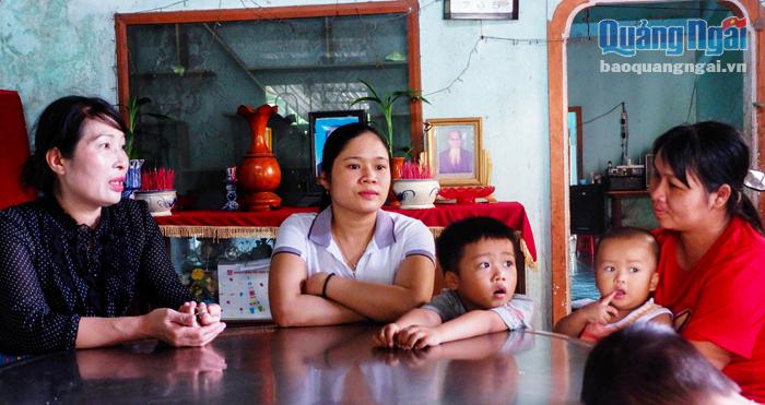 Cán bộ y tế huyện Minh Long và xã Long Hiệp (bên trái) đến thăm gia đình có con nhỏ dưới 5 tuổi.