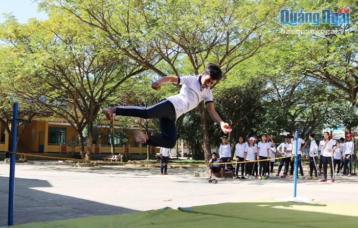 Học sinh Trường THPT Phạm Kiệt (Ba Tơ) trong giờ học môn giáo dục thể chất.