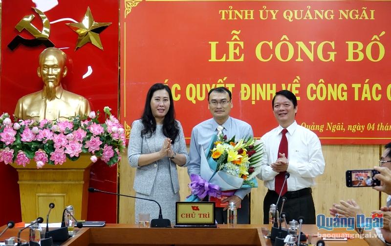 Phó Bí thư Thường trực Tỉnh ủy, Chủ tịch HĐND tỉnh Bùi Thị Quỳnh Vân trao Quyết định và chúc mừng đồng chí Võ Văn Quỳnh