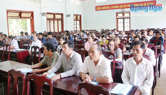 Cán bộ, nhân dân xã Bình Chánh (Bình Sơn) tham gia tập huấn, nâng cao kiến thức pháp luật.    