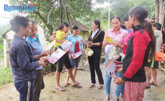 Cán bộ dân số huyện Tây Trà truyền thông DS-KHHGĐ cho phụ nữ trên địa bàn huyện.