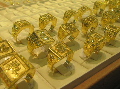 Giá vàng trong nước lại giảm mạnh về ngưỡng 42 triệu đồng/lượng. Ảnh: Linh Anh