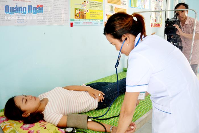 Y, bác sĩ của Trạm Y tế xã An Bình (Lý Sơn) khám bệnh cho người dân.