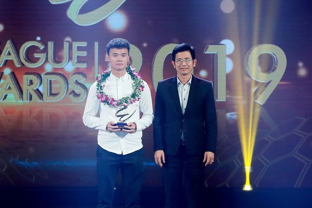 Ban tổ chức trao giải cho Nguyễn Xuân Nam, cầu thủ ghi nhiều bàn thắng nhất giải đấu Hạng Nhất quốc gia 2019