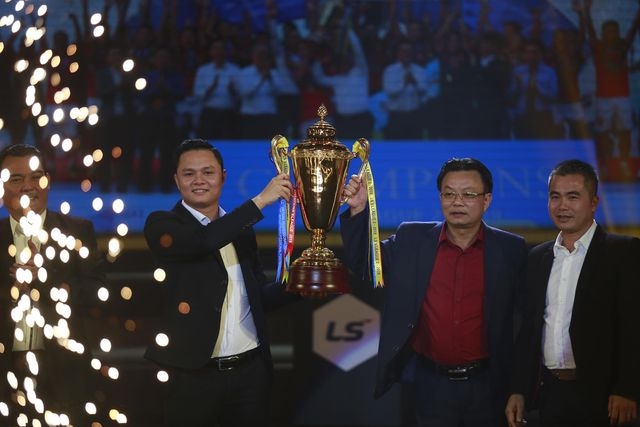  CLB Hồng Lĩnh Hà Tĩnh nhận chiếc Cúp vô địch giải Hạng nhất 2019