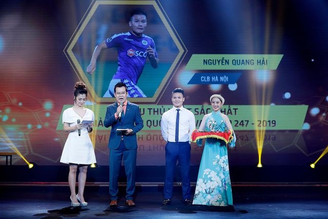 Quang Hải nhận danh hiệu Cầu thủ xuất sắc nhất V-League 2019