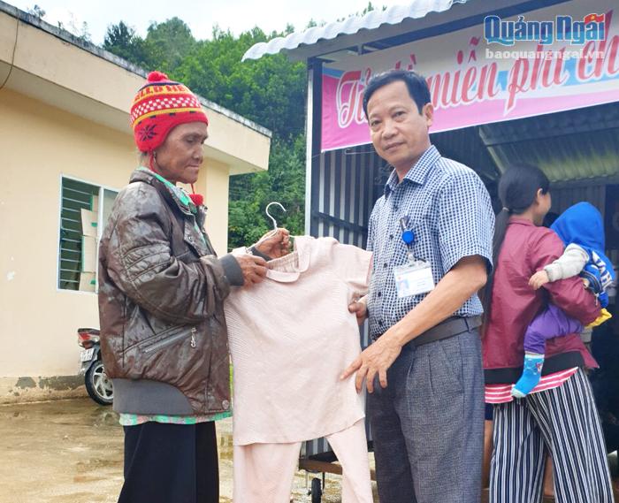Lãnh đạo Trung tâm Y tế huyện Sơn Tây trao quần áo cho bệnh nhân nghèo.