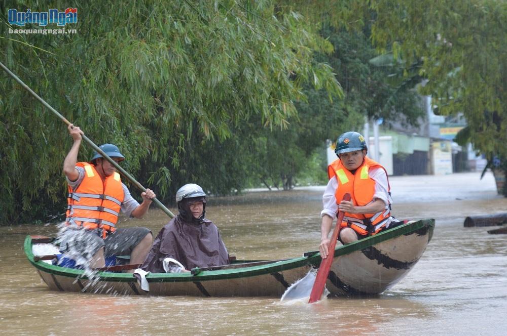 Xã Hành Dũng dùng ghe cứu hộ người dân khi nước lũ dâng cao. Ảnh chụp vào ngày 1/11/2019.