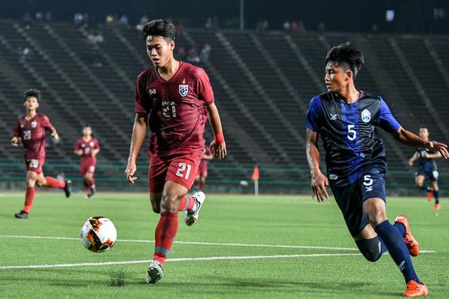 U19 Thái Lan (áo đỏ) bất ngờ nhận 2 bàn thua nhanh chóng trước U19 Campuchia ở hiệp 1