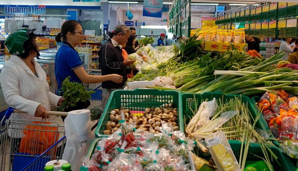 Mua thực phầm tại siêu thị Co.op Mart Quảng Ngãi