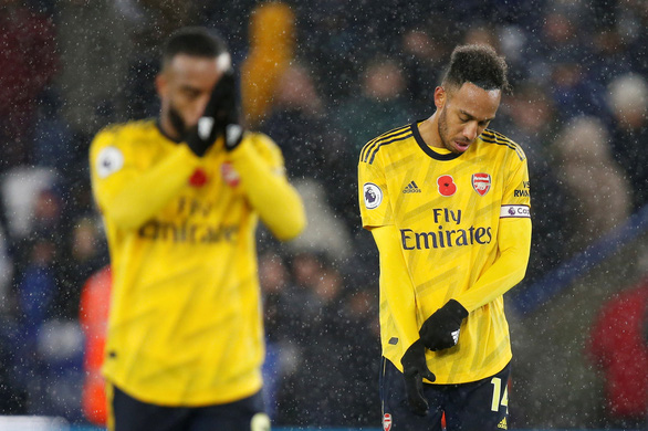  Các cầu thủ Arsenal thất vọng rời sân sau trận thua Leicester - Ảnh: REUTERS