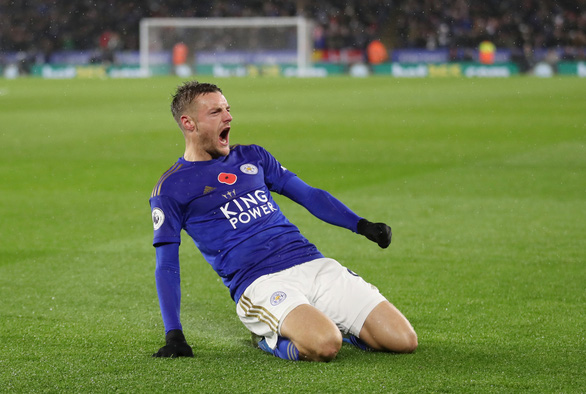 Vardy ăn mừng bàn mở tỉ số cho Leicester - Ảnh: REUTERS