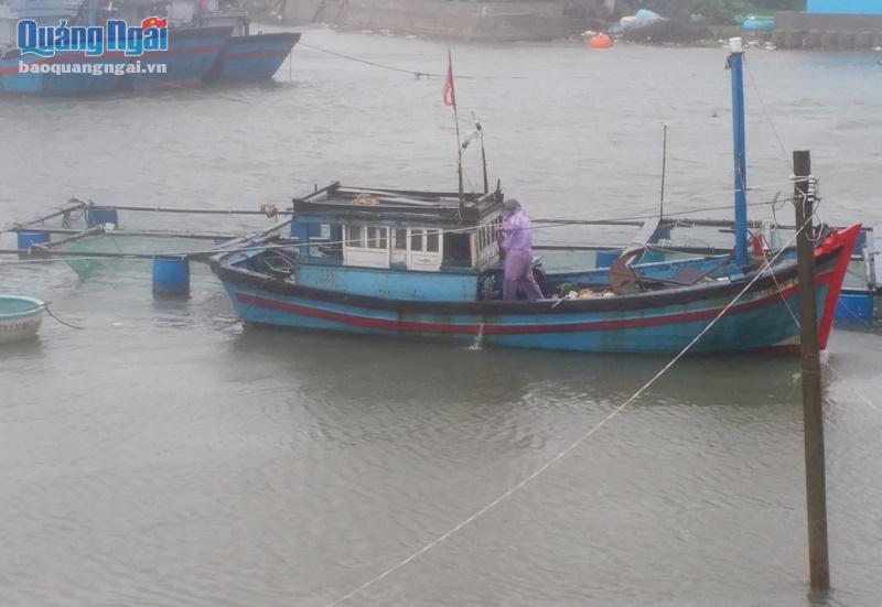 Người dân thu dọn ngư lưới cụ trên tàu.