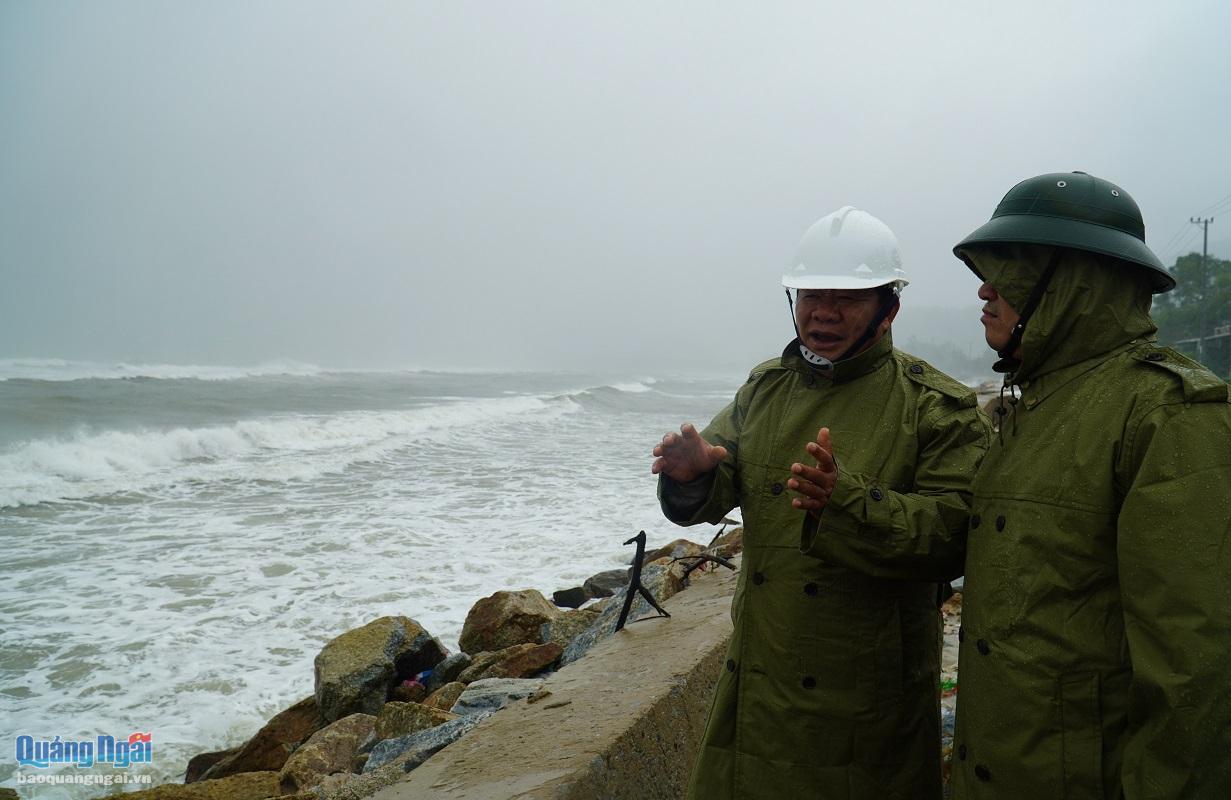 Phó Chủ tịch Thường trực UBND tỉnh Nguyễn Tăng Bính kiểm tra công tác ứng phó bão sau lũ tại xã Phổ Thạnh (Đức Phổ).