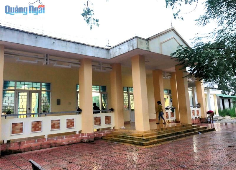 Chiều 10.11, trường Tiểu học Đức Minh cơ sở 2 đón  hàng chục người dân đến trú tránh bão