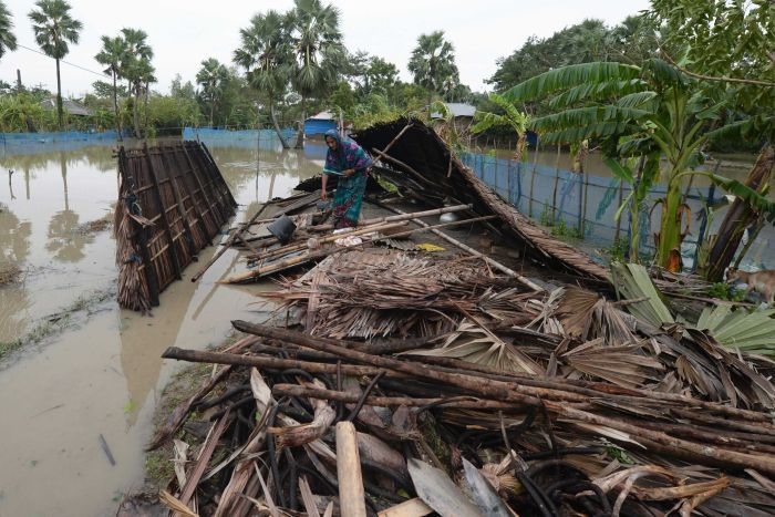 P6.000 ngôi nhà ở Banglesh bị phá huỷ một phần hoặc hoàn toàn. Ảnh: AFP