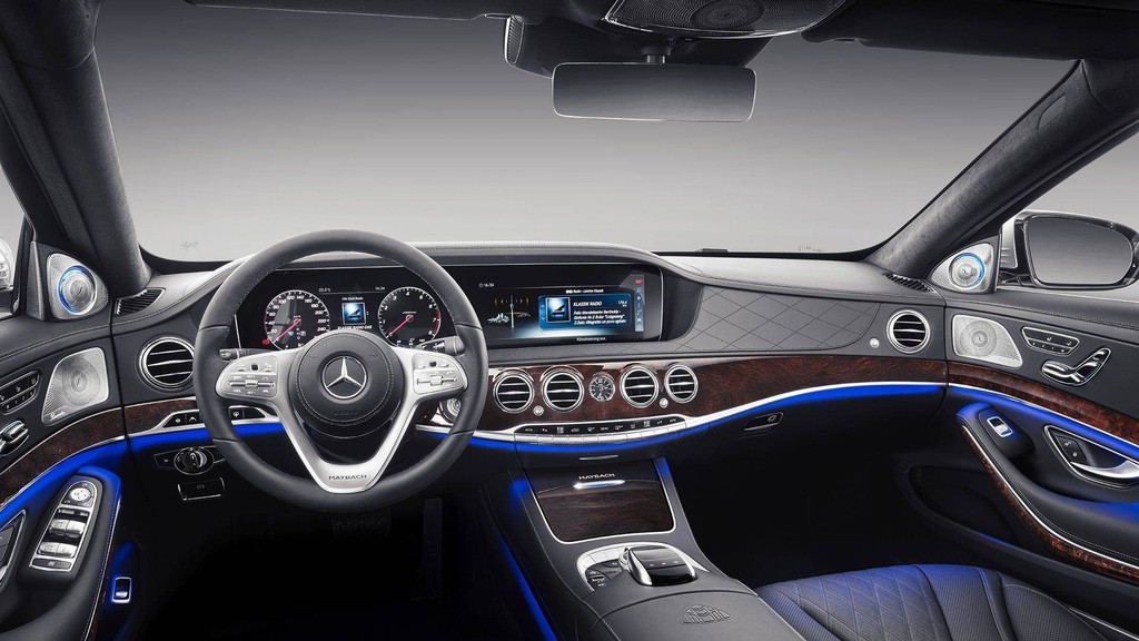 3. Mercedes Benz S-Class: Với mức giá cao ngất ngưỡng, S-Class không khó khăn có mặt trong danh sách này. Mercedes Benz luôn cung cấp cho S-Class một không gian khoang lái đầy rộng rãi, tiện nghi và không kém phần sang trọng. Xe được trang bị hệ thống giải trí toàn diện cùng nhiều trang bị giúp người ngồi bên trong cảm thấy thoải mái. Ảnh: Pinterest.
