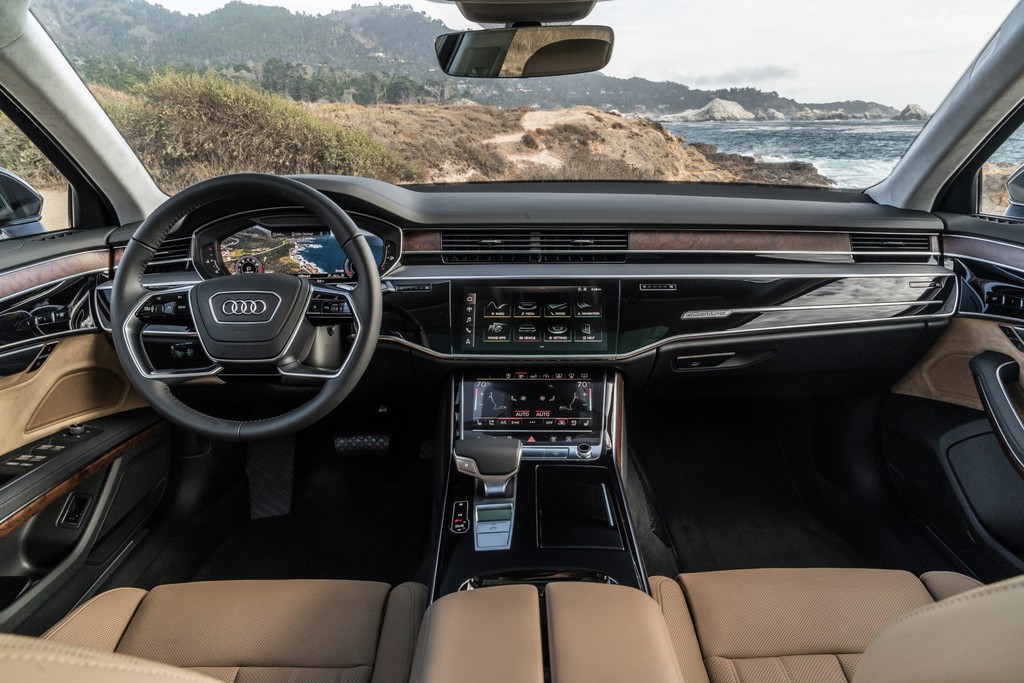 5. Audi A8: Khi nhắc đến công nghệ cao cấp trên xe, không thể không nhắc đến Audi. So với những mẫu xe khác trong danh sách, Audi A8 có phần nội thất không quá đặc biệt như ghế ngồi bọc da Alcantara hay ốp gỗ sang trọng... Điểm đặc biệt trên A8 là hệ thống màn hình thực tế ảo dành riêng cho người lái và dàn loa cao cấp Bang & Olufsen. Ảnh: Auto Gravity.