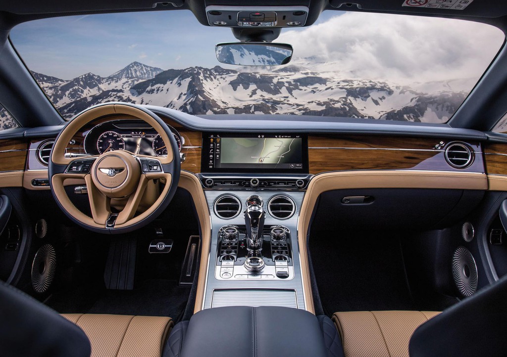 6. Bentley Continental GT: So với S-Class của Mercedes Benz, Continental GT có phần sang trọng hơn nhờ việc phối hợp hài hòa các vật liệu gỗ, da và kim loại bên trong khoang lái. Chiếc xe được phối tông màu nâu-kem dịu mắt cùng với điểm nhấn là màu kim loại ở khu vực cần số. Ảnh: Automotive Brand Contest.